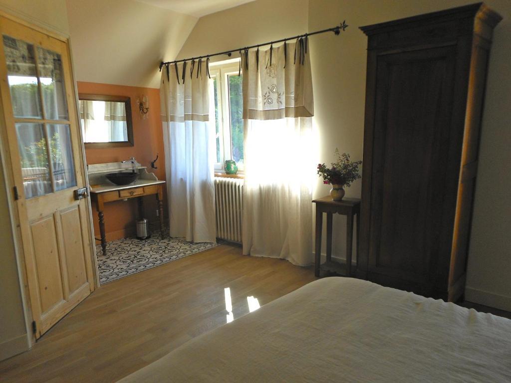 Auberge De La Tuilerie Surgy Room photo